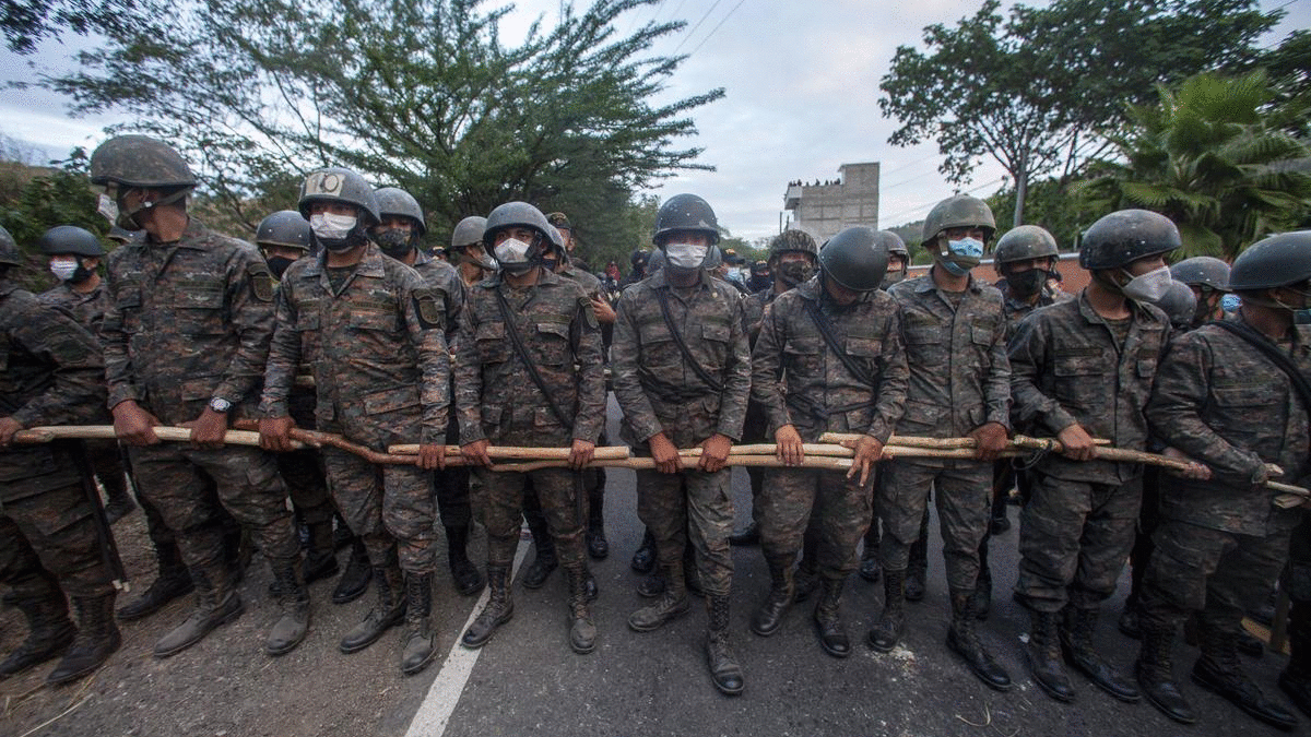 CARAVANA MIGRANTES La caravana es frenada por el ej rcito guatemalteco en Guatemala M xico redobla el blindaje de la frontera