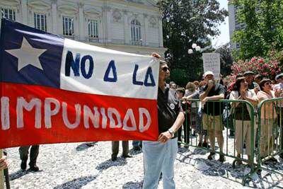 Opositores a Pinochet se manifiestan ante el edificio de la Corte Suprema chilena en Santiago.