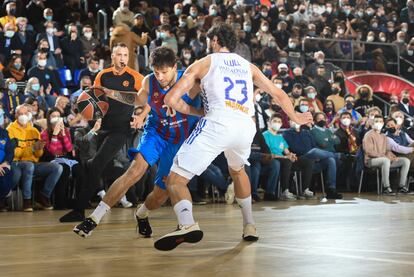 Laprovittola pugna con Llull durante el partido entre el Barcelona y el Real Madrid.