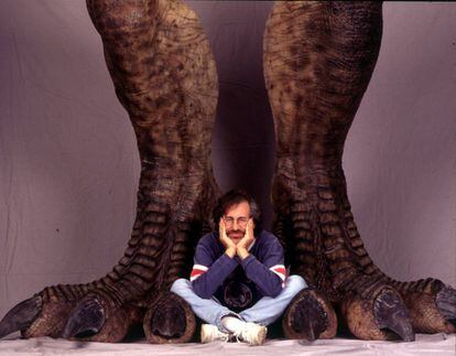 Steven Spielberg, en una foto promocional de 'Parque Jurásico', en 1993.