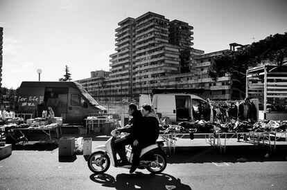 Dos chicos en ciclomotor por las calles de Scampia.