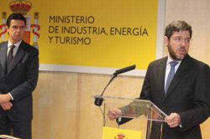 Alberto Nadal (dcha), secretario de estado de la Energ&iacute;a