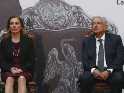 López Obrador y su esposa Beatriz Gutiérrez, este martes en la ceremonia por el 109 aniversario de Madero.