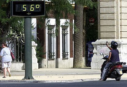 Un termómetro marcaba 56 grados en Sevilla ayer a las 17.30.