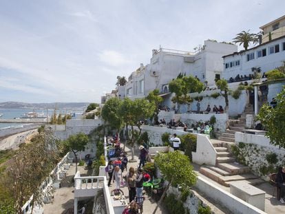 Las terrazas del café Hafa, fundado en 1921, tienen unas impresionantes vistas al Estrecho.