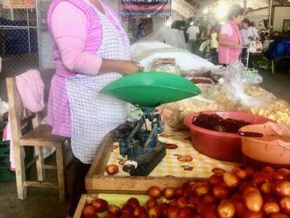Puesto de comida en el tianguis de Xixitl, en San Pedro de Cholula.