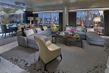 Con espectaculares vistas del 'skyline' de Manhattan, de Central Park y el río Hudson, se alza en la planta 50 la suite 5000 del hotel Mandarin Oriental New York. Probablemente, la más exclusiva de la ciudad.