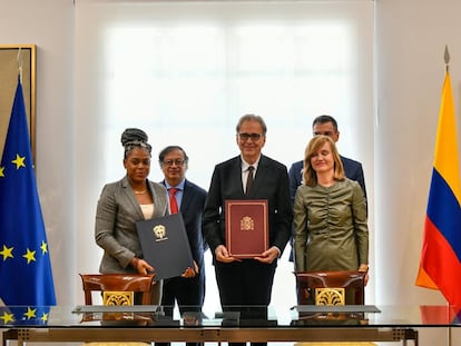 La ministra de Educación de Colombia, Aurora Vergara, y los ministros españoles de Universidades, Joan Subirats, y de Educación, Pilar Alegría, firman un acuerdo para reconocer títulos educativos.