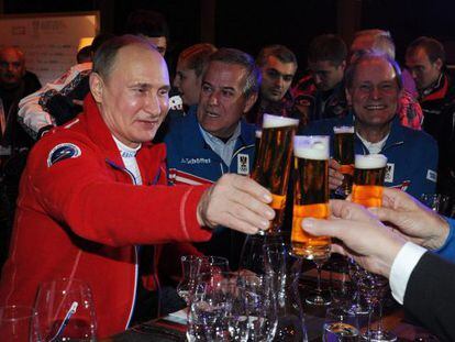 El presidente Putin brinda con miembros de la delegaci&oacute;n austriaca en Kr&aacute;snaya Poliana el 9 de febrero.