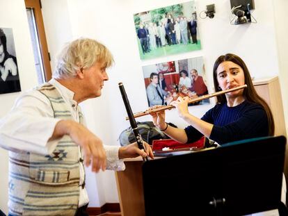El profesor Jacques Zoon da clases de flauta a una alumna en la Escuela Superior de Música Reina Sofía.