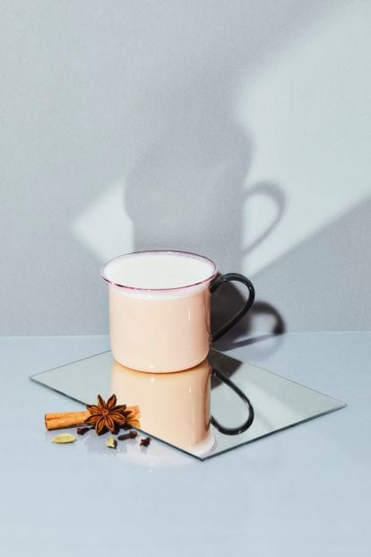 Sálvame Chai has oat milk with a mixture of honey and spices such as cinnamon, cardamom, cloves and ginger.