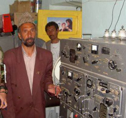 Foto cedida por Defensa de una radio local afgana fabricada con tecnolog&iacute;a sovi&eacute;tica.