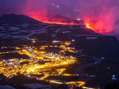 Delta formado por la lava saliendo al mar el pasado miércoles en la costa de Tazacorte, en La Palma.
