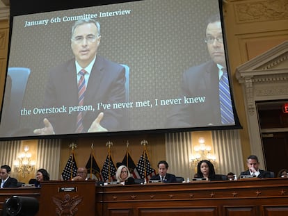 El exconsejero de la Casa Blanca, Pat Cipollone, en su testimonio grabado ante la comisión del ataque al Capitolio, emitido este martes en Washington.