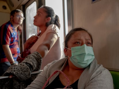 Patricia Juárez en el Metro de Ciudad de México de camino a Ecatepec.