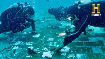 Dos investigadores submarinos exploran un segmento del transbordador espacial 'Challenger', descubierto por el equipo en las aguas de la costa de Florida durante el rodaje de un documental de 'History Channel'