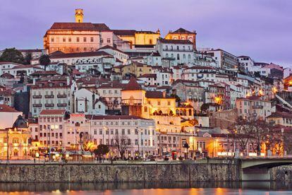 Vista de la ciudad portuguesa de Coimbra, que se alza en un promotorio del r&iacute;o Mondego. 