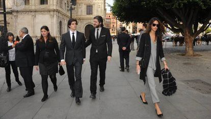 Fernando y Jacobo, en el centro, dos de los nueve nietos de la duquesa de Alba.