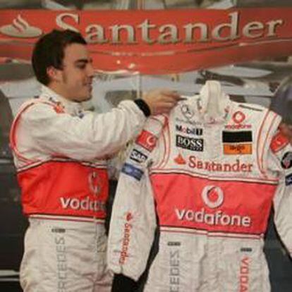 ¿Se volverá a producir esta foto con Ferrari? Fernando Alonso entrega un mono de carrera de McLaren a Emilio Botín en marzo de 2007