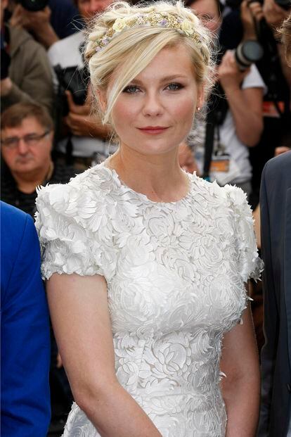 Kirsten Dunst, siempre elegante, con un vestido bordado de flores de Dolce&Gabanna en el Festival de cine de Cannes.