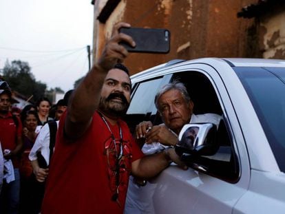 López Obrador se toma una foto con un simpatizante en Michoacán. 