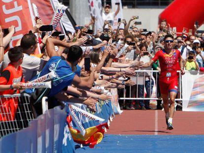 Javier Gómez Noya saluda al público en la llegada del Mundial de larga distancia en el que ha conseguido el oro. 
