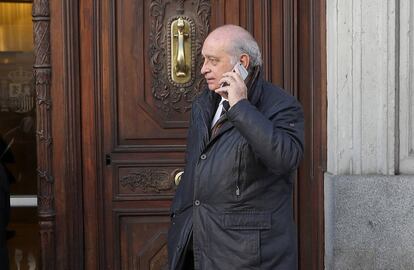 El exministro de Interior Jorge Fernández Díaz, habla por su teléfono móvil en las inmediaciones del Congreso de los Diputados.