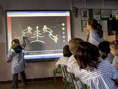 Alumnos de un colegio de Vilassar de Dalt (Barcelona) utilizan una pizarra digital.