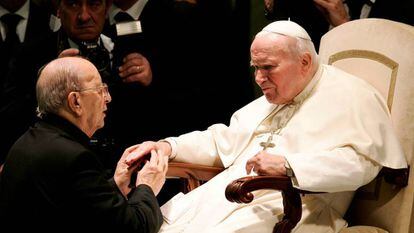Marcial Maciel se postra ante El papa Juan Pablo II.
