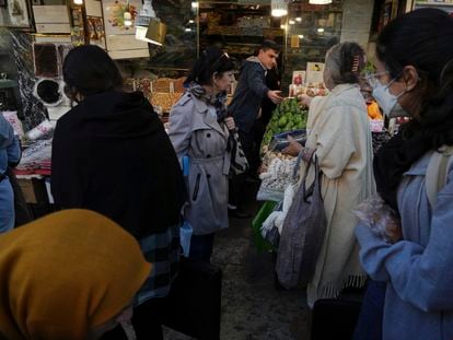 Mujeres iraníes de distintas generaciones hacían sus compras sin cubrirse la cabeza con el velo obligatorio en un mercado del norte de Teherán el 14 de noviembre.