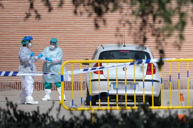 Sanitarios se preparan para administrar los test rápidos de coronavirus en la Casa de Campo, en Madrid.