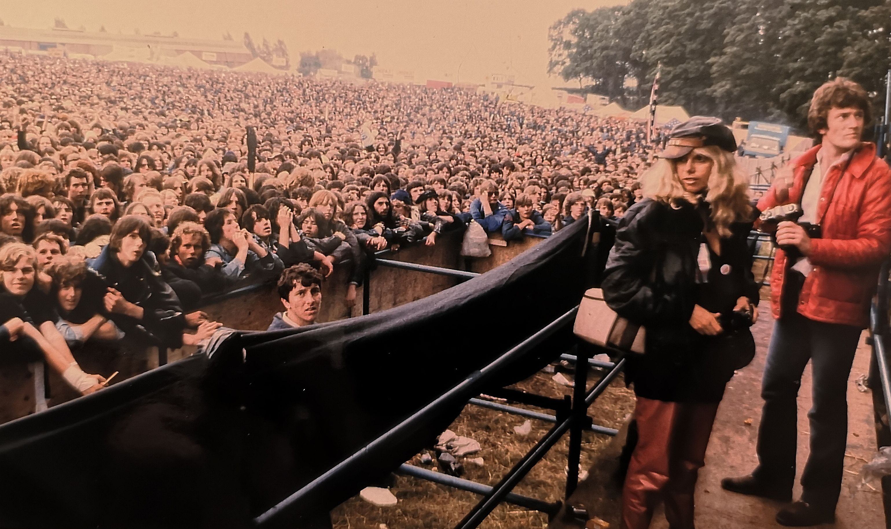 Bertha, con gorra, en el foso de fotógrafos del festival  'Monsters of Rock' de Donington (Inglaterra) en 1981. Aquella edición tocaron AC/DC, Whitesnake, Slade o Blue Öyster Cult.