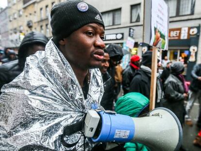 Extranjeros en situaci&oacute;n irregular protestan en Bruselas contra las pol&iacute;ticas de migraci&oacute;n, el pasado 4 de enero.