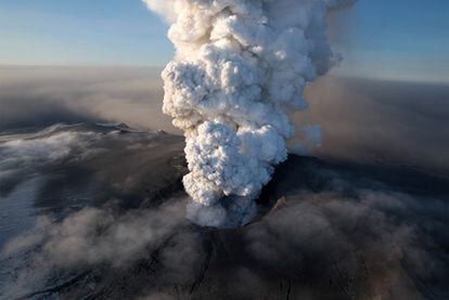 Vista aérea del volcán Eyjafjalla en erupción, el pasado 17 de abril.