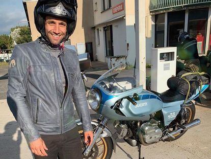 Johann Zarco, preparado para salir en moto desde Antibes a Alcañiz en una imagen de Twitter.
