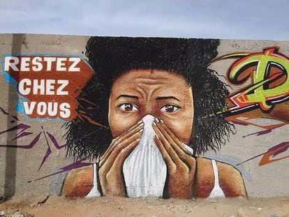 “Quedaos en casa” pide uno de los grafitis del colectivo senegalés Undu Graff, que ha pintado diferentes murales de arte urbano estos días en los suburbios de Dakar a fin de concienciar a la población de las medidas de prevención ante la covid-19. 
