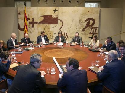 Puigdemont amb els ara exconsellers en un Consell de Govern.