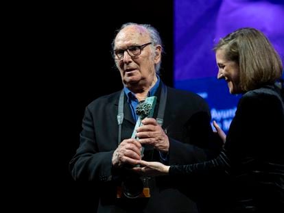 Carlos Saura recibe la Biznaga de Honor de manos de la directora Carla Simón, durante la gala de la XXV edición del Festival de Cine de Málaga, celebrada en marzo de 2022.