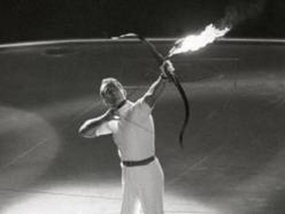 L'arquer Antonio Rebollo encén la flama olímpica del 1992.