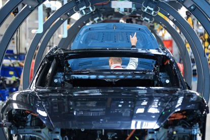 Un empleado trabaja el montaje de un Porsche en la factoría de la empresa automovilística en Stuttgart.
