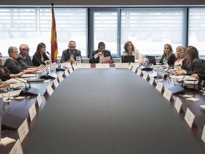 Reunión del consejero de Trabajo, Asuntos Sociales y Familia Chakir el Homrani se ha reunido con la Comision del Govern de la Renta Garantizada de Ciudadania