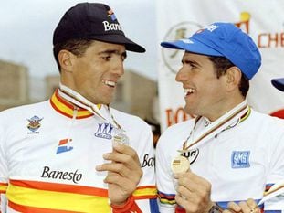 Indurain y Olano lucen sus medallas en el podio de Duitama en 1995.