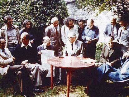 Miembros de Oulipo, fotografiados en septiembre de 1975 en Boulogne (Francia).