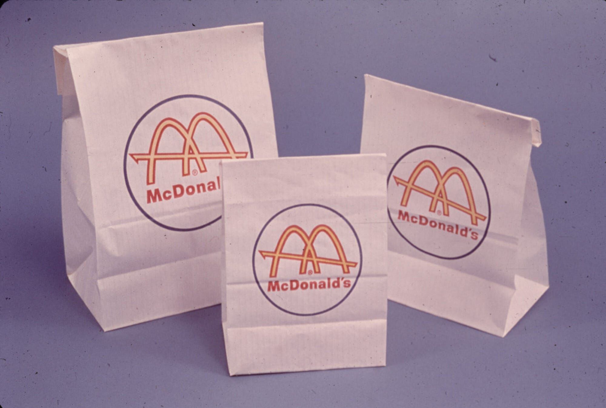 De 1961 a 1968 McDonald’s apostó por un 'packaging' blanco con los arcos dorados.