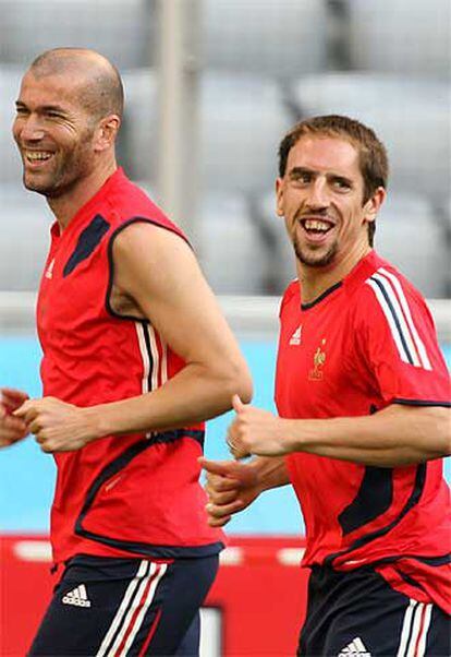 Zidane y Ribéry, en el entrenamiento de ayer.