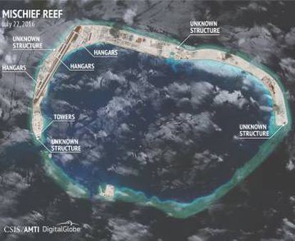 Imagen del 22 de julio del arrecife Mischief, con nuevos hangares y construcciones.