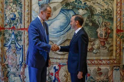 Felipe VI recibe al presidente del Parlamento balear, Gabriel Le Senne, en el Palacio de la Almudaina de Palma de Mallorca, este jueves.