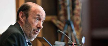 El secretario general del PSOE, Alfredo Pérez Rubalcaba, durante su intervención en la Menéndez Pelayo.