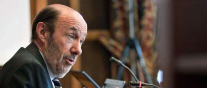 El secretario general del PSOE, Alfredo P&eacute;rez Rubalcaba, durante su intervenci&oacute;n en la Men&eacute;ndez Pelayo.