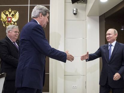 Kerry y Putin se saludan en Moscú en presencia del embajador de EE UU.